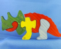 Puzzle triceratopo2 Abete. Mordente colorato e verniciatura al poliestere.