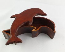 Scatola Delfino Compensato mordenzato e verniciato a gommalacca.
